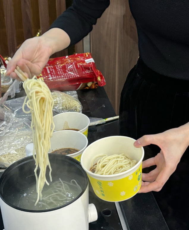 明星年夜饭大揭秘：龚俊下厨啦，王玉雯剧组吃面，齐思钧晒春晚饺子插图1